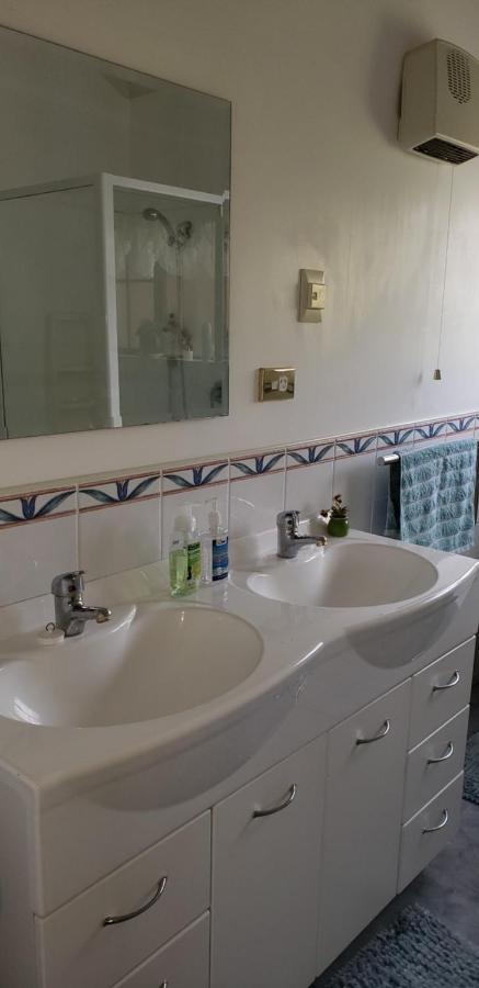 Ballymena Carterton Екстер'єр фото